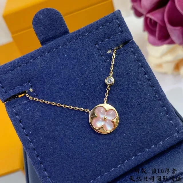 Collier avec pendentif fleur en nacre dorée 6
