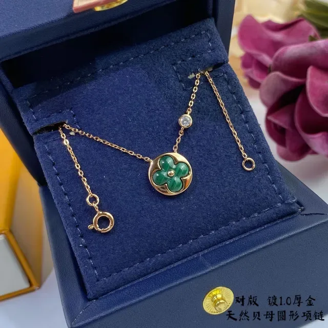 Collier avec pendentif fleur en nacre dorée 7