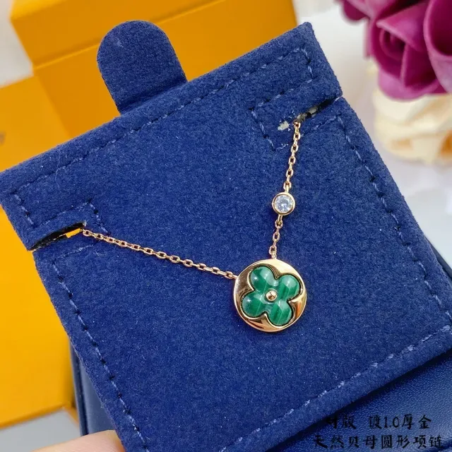 Collier avec pendentif fleur en nacre dorée 8