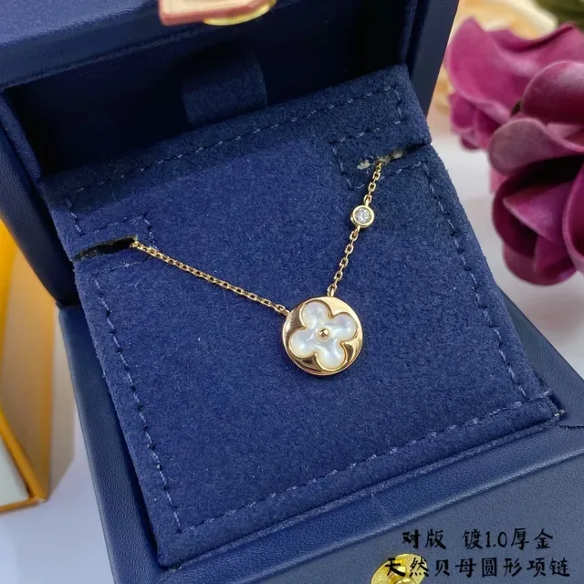 Collier avec pendentif fleur en nacre dorée 9