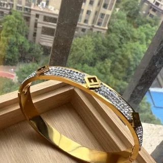 Brazalete de tono dorado con cristales Pavé y bisagra
