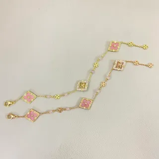 Pulsera de cadena floral de esmalte rosa de tono dorado