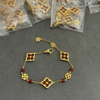 Pulseira de Esmalte Quatrofolha em Tom Dourado e Com Contas Vermelhas