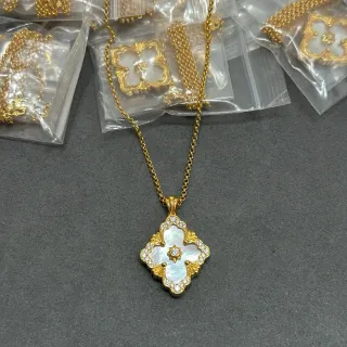 金色调四叶草珍珠母贝和水晶吊坠项链
