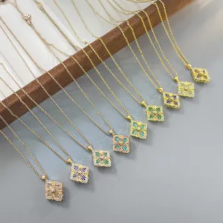 Colliers pendentifs carrés en émail floral doré