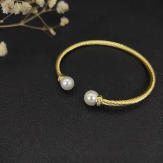 Pulsera de Puño Abierto de Cable Trenzado con Perla en los Extremos y Acabado Dorado