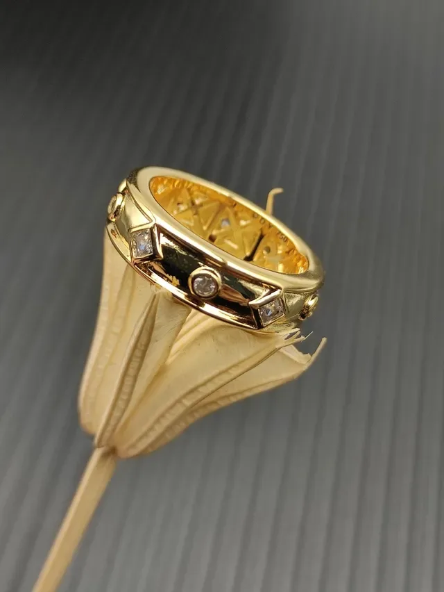 Gold White Band Geometric Diamond Settings Ring 4
