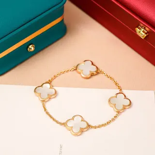 Corrente dourada e branca com quatro charms em forma de trébol bracelete