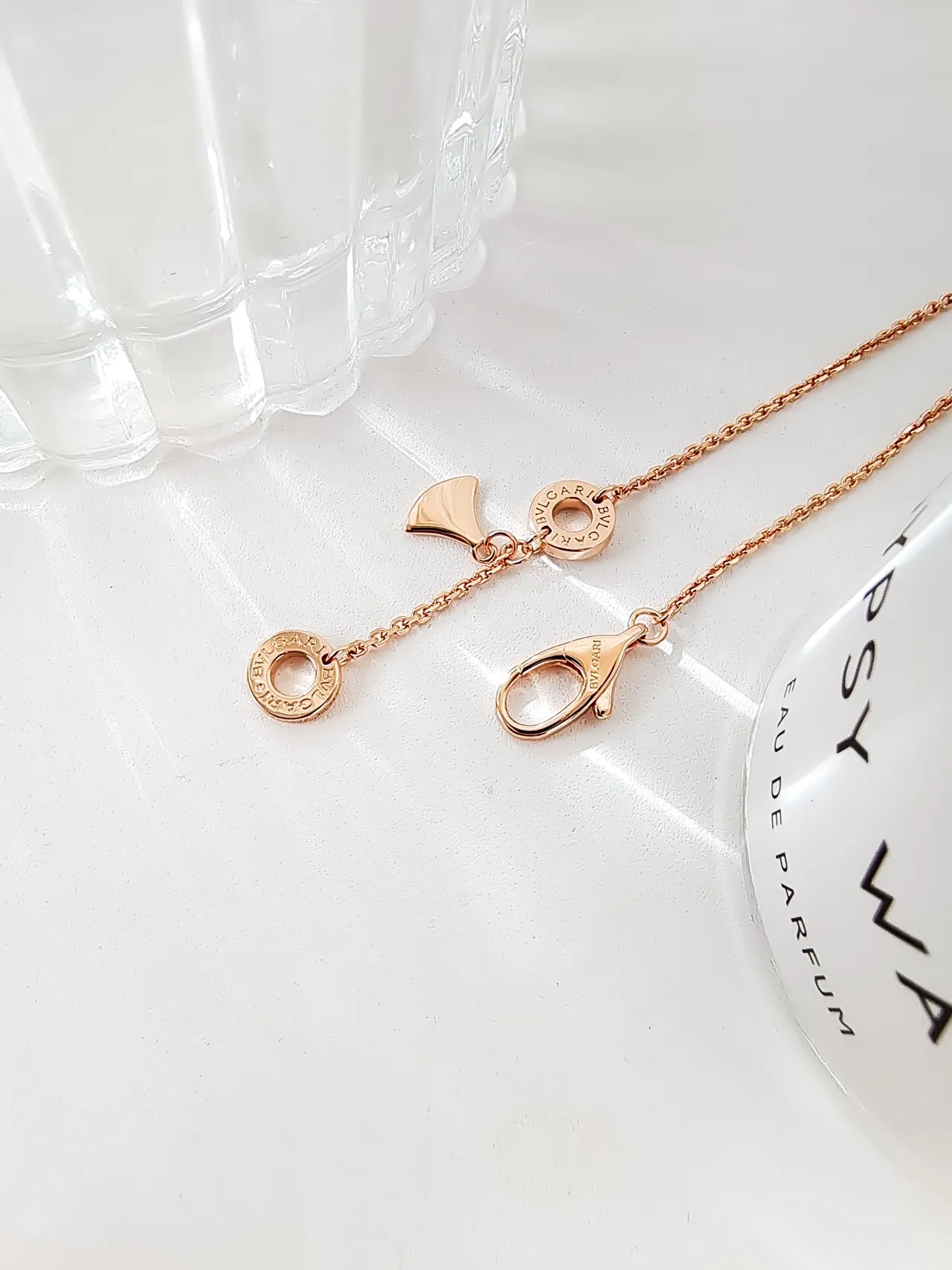 Gold White Fan-Shaped Pendant Mother-of-Pearl Inlay Necklace 2