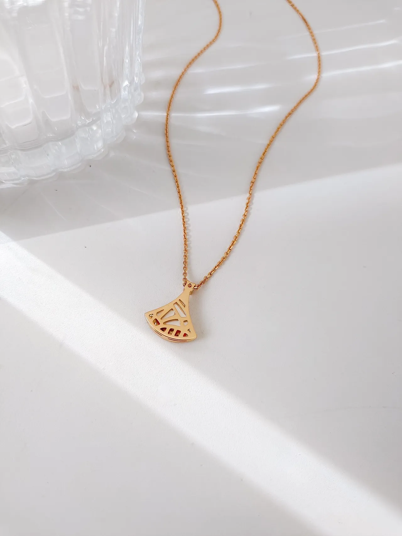 Gold White Fan-Shaped Pendant Mother-of-Pearl Inlay Necklace 4
