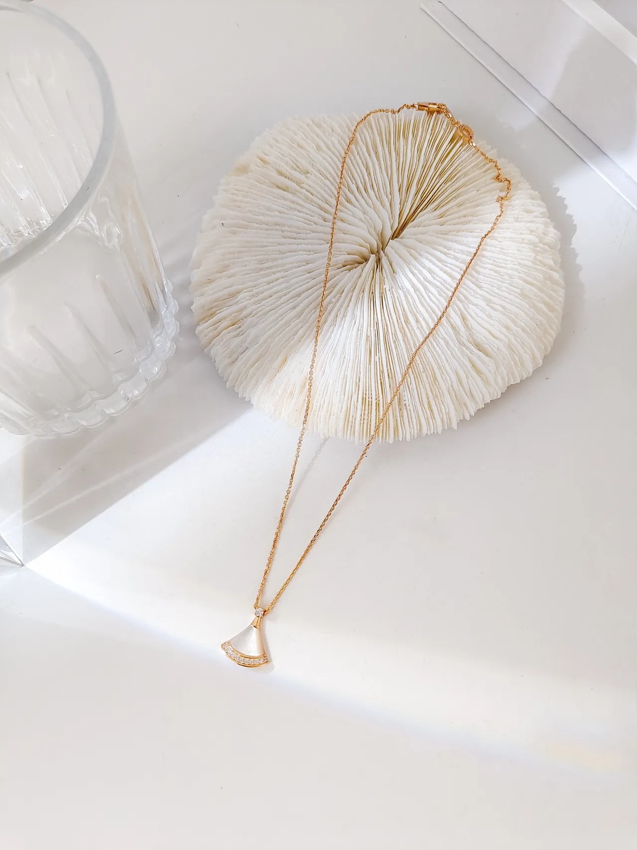 Gold White Fan-Shaped Pendant Mother-of-Pearl Inlay Necklace 5