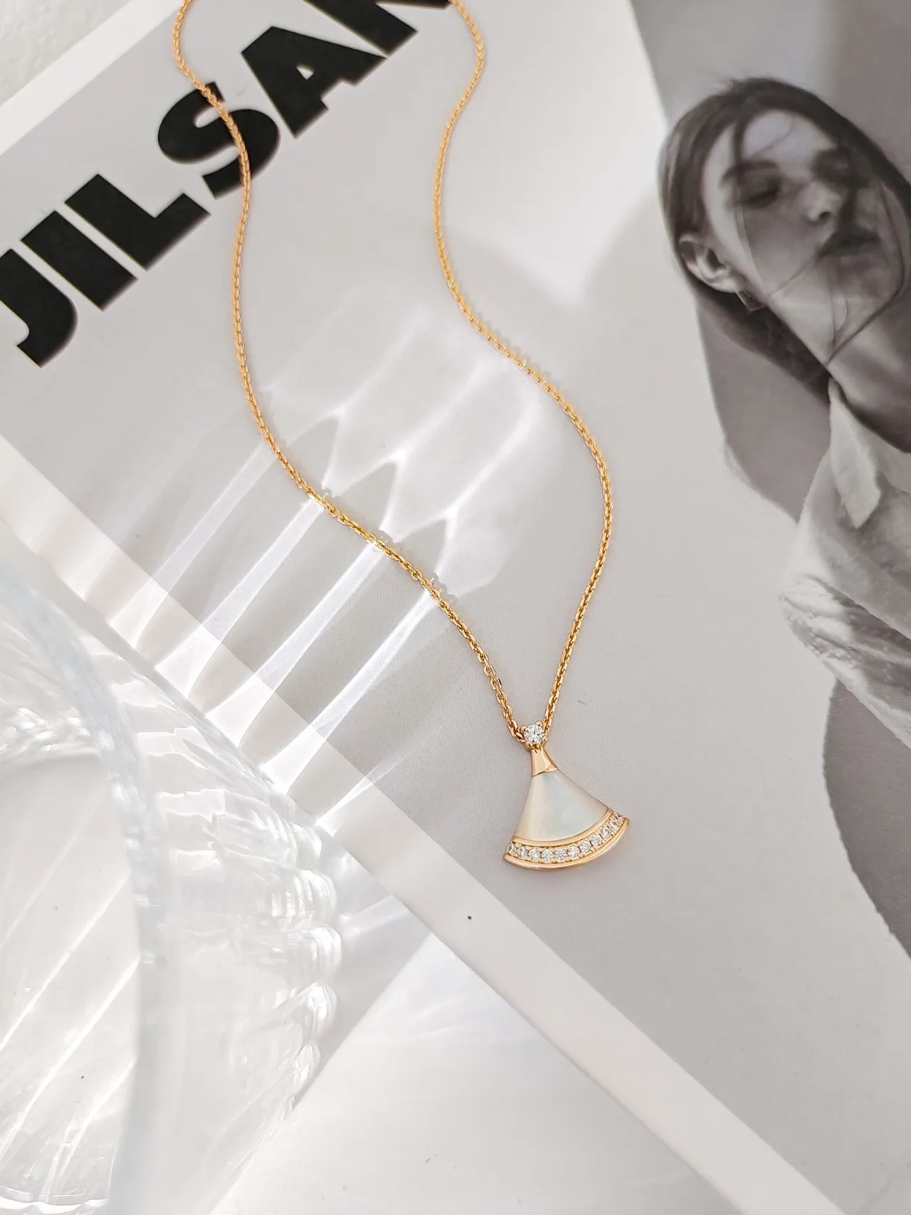 Gold White Fan-Shaped Pendant Mother-of-Pearl Inlay Necklace 6