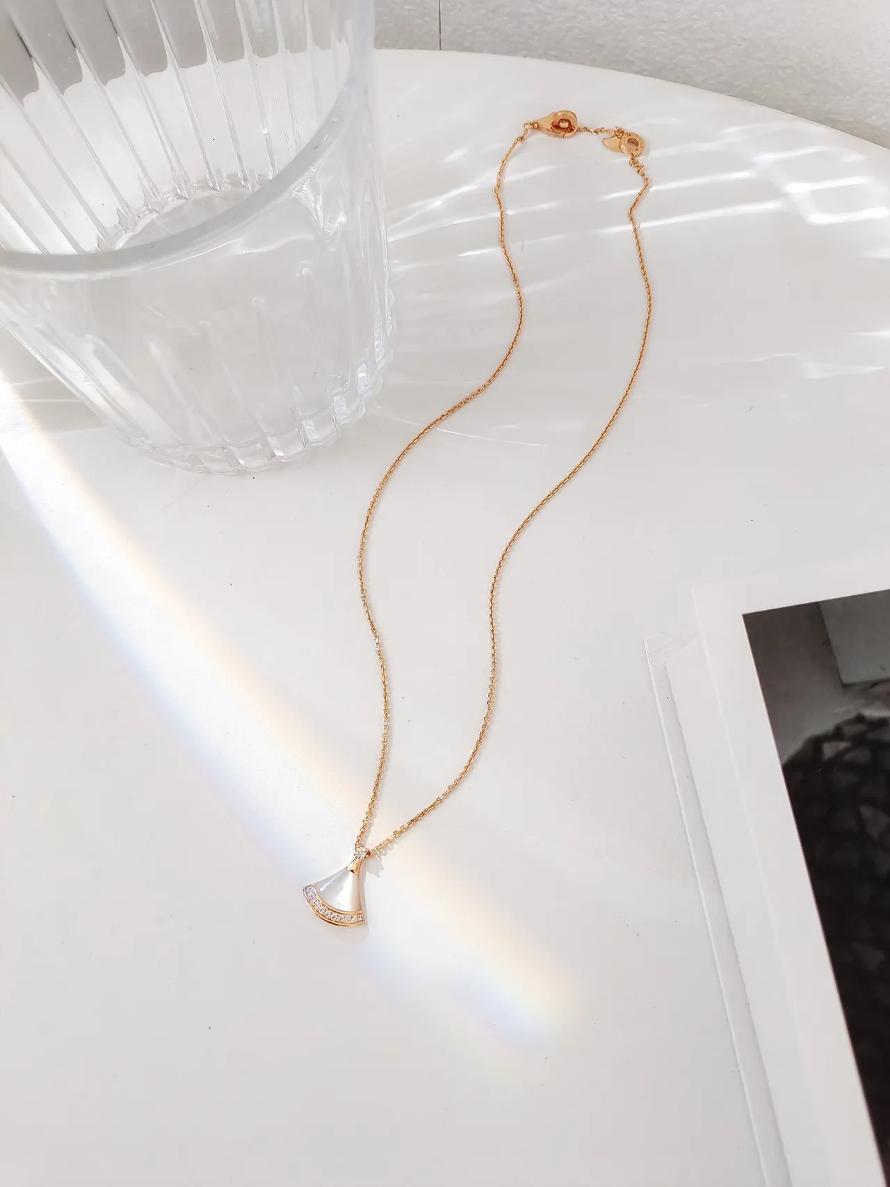 Gold White Fan-Shaped Pendant Mother-of-Pearl Inlay Necklace 7