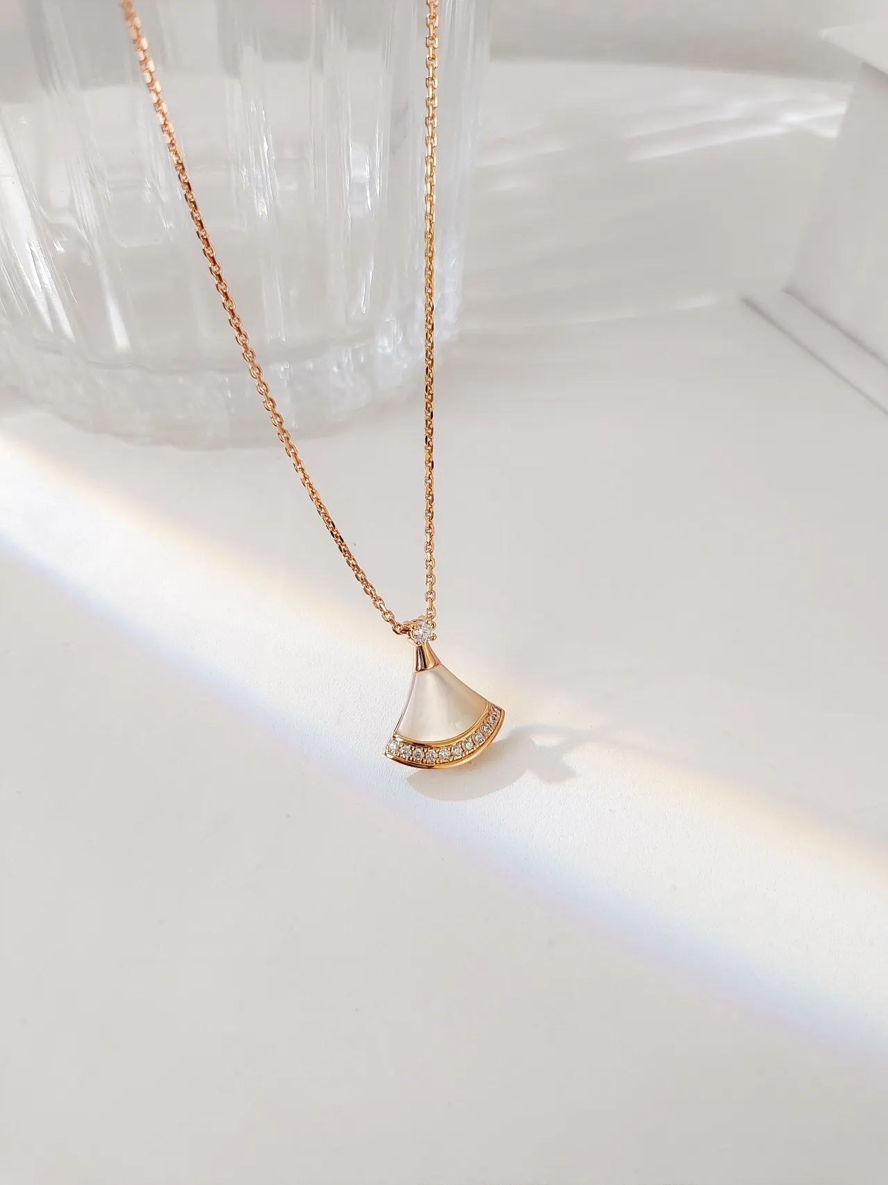 Gold White Fan-Shaped Pendant Mother-of-Pearl Inlay Necklace 8