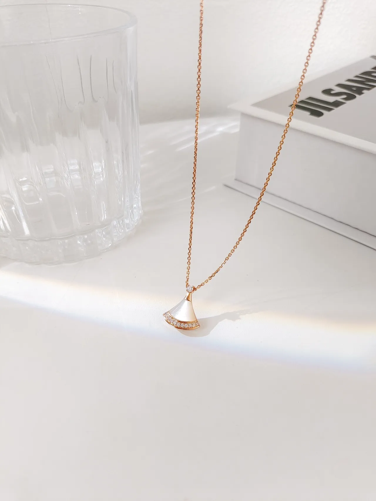 Gold White Fan-Shaped Pendant Mother-of-Pearl Inlay Necklace 9