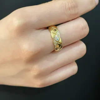 Anel de banda quiltada retorcida branca com pedras pavé em ouro