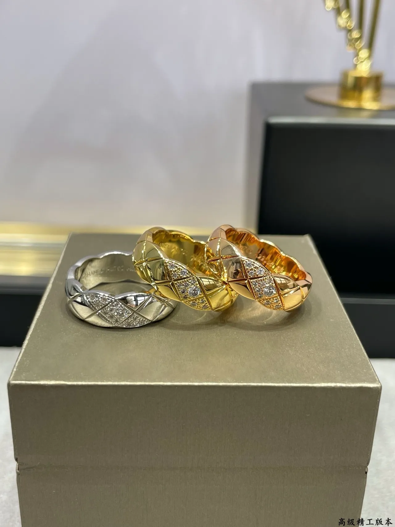 Gold White Quilted Twisted Band Pavé-Set Stones Ring 6
