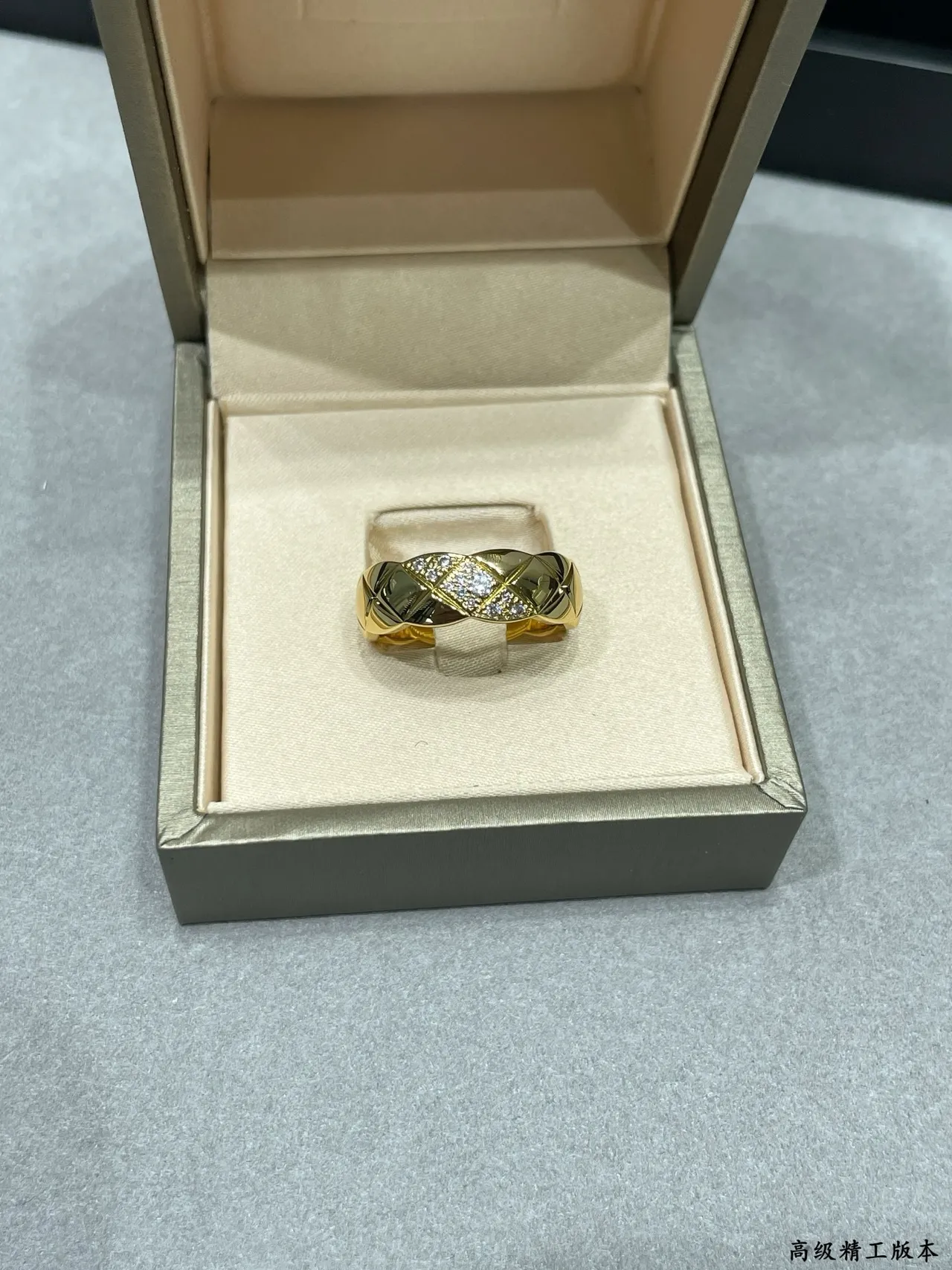 Gold White Quilted Twisted Band Pavé-Set Stones Ring 7