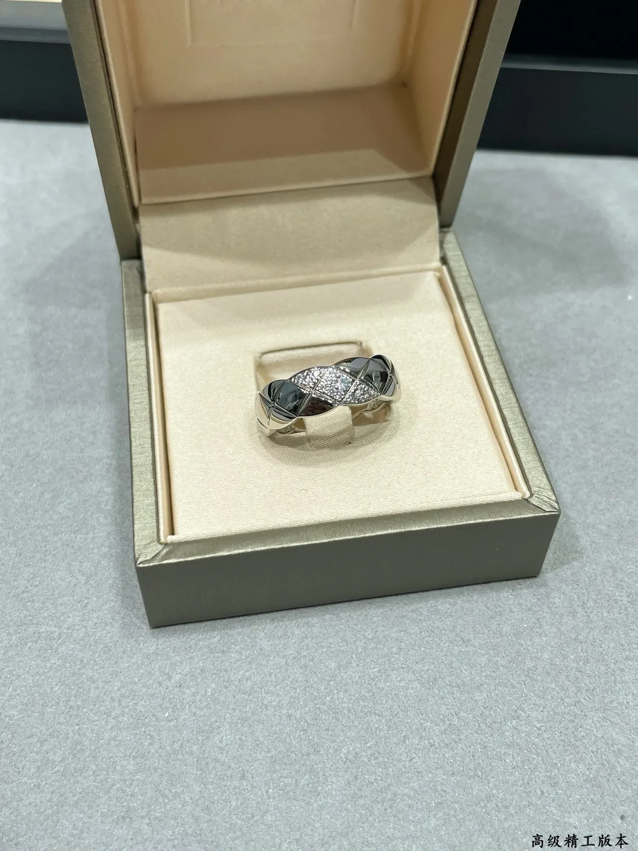 Gold White Quilted Twisted Band Pavé-Set Stones Ring 8