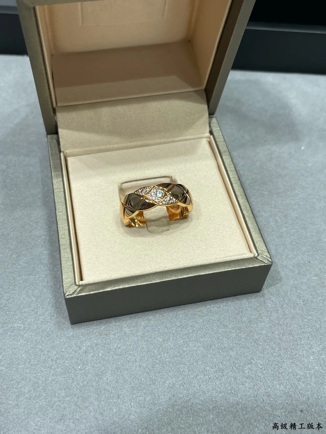 Gold White Quilted Twisted Band Pavé-Set Stones Ring 9