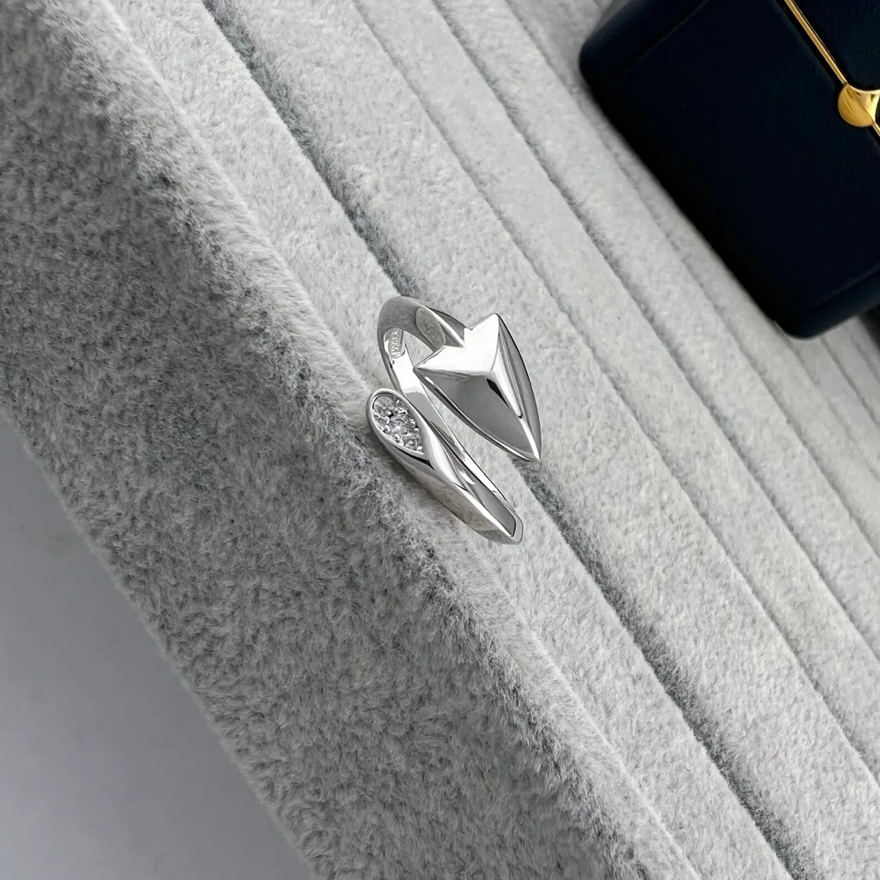 GRAFF Arrow Motif Gold Silver Geometric Arrowhead Open-Shank Design Ring 2