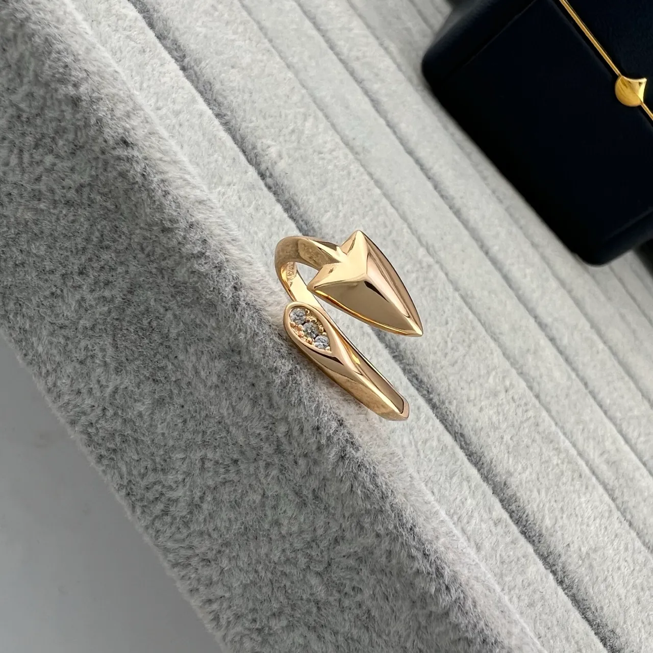 GRAFF Arrow Motif Gold Silver Geometric Arrowhead Open-Shank Design Ring 3