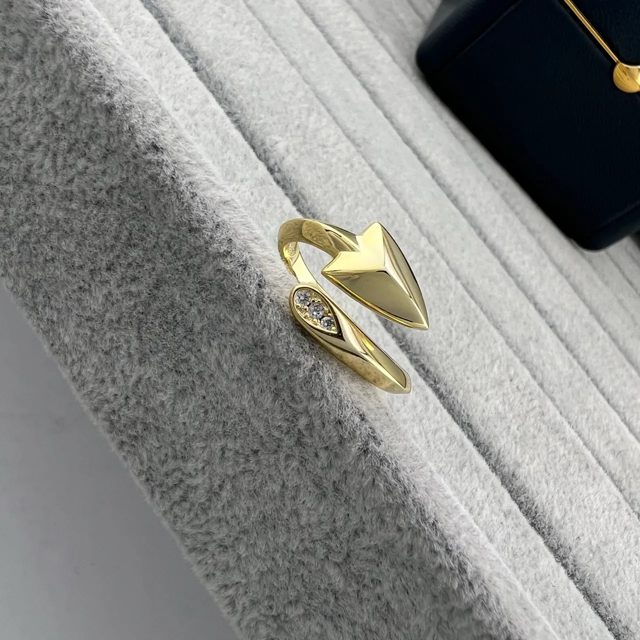 GRAFF Arrow Motif Gold Silver Geometric Arrowhead Open-Shank Design Ring 4