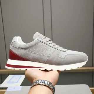 Tênis lifestyle retro runner de camurça cinza e vermelho perfurado