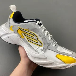 Tênis lifestyle com midsole chunky cinza e amarelo