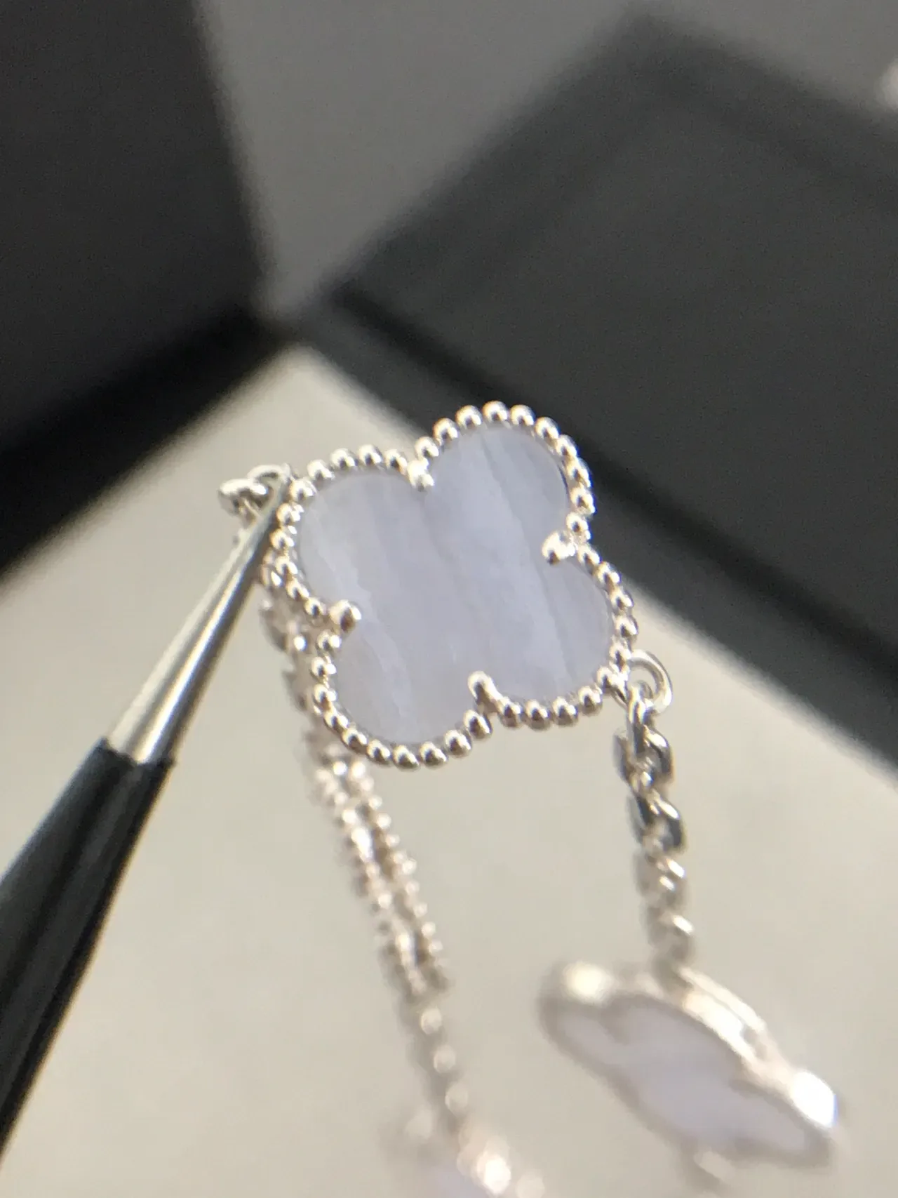 Gray Silver Clover-Shaped Links Beaded Bezel Setting Bracelet 7