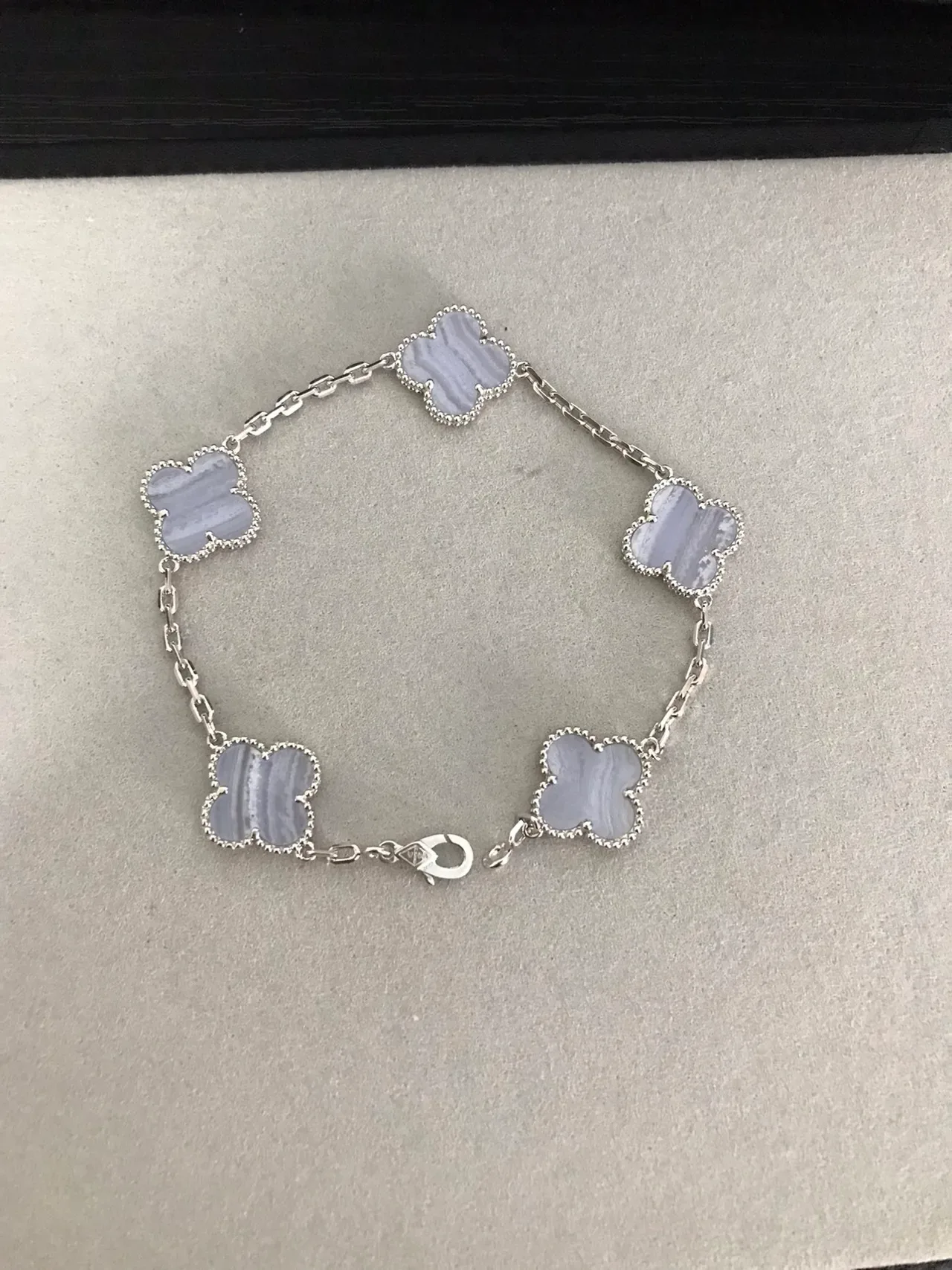 Gray Silver Clover-Shaped Links Beaded Bezel Setting Bracelet 9