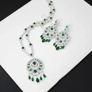 Collier vert et argent au style chandelier orné, multi-niveaux, cercles concentriques