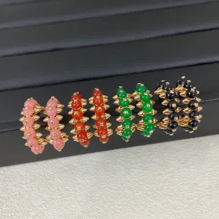 Brincos dourados multicolores com contas e pontas