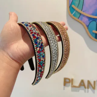 Pulseira de banda curva adornada com strass multicolor de ouro