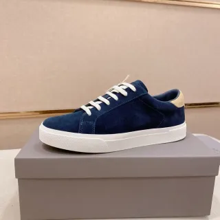 Sneakers con color navy, parte superior de ante beige, cordones planos blancos