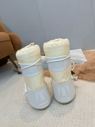 Off-White Insulated Lace-Up Snow Boots 7