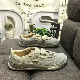 Zapatillas deportivas color oliva gris sin cordones con correa
