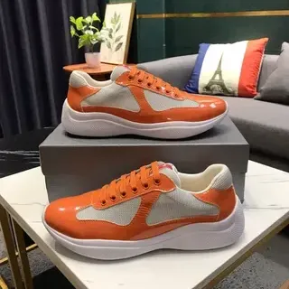 Zapatillas deportivas de malla patentada en naranja y gris