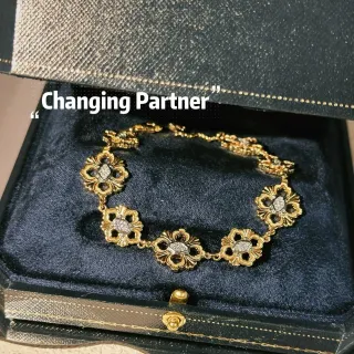 Pulsera ornamentada de eslabones florales con piedras pavé en tono dorado