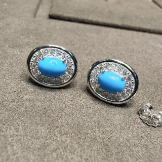Brincos de perno oval azul cabochon pavé halo