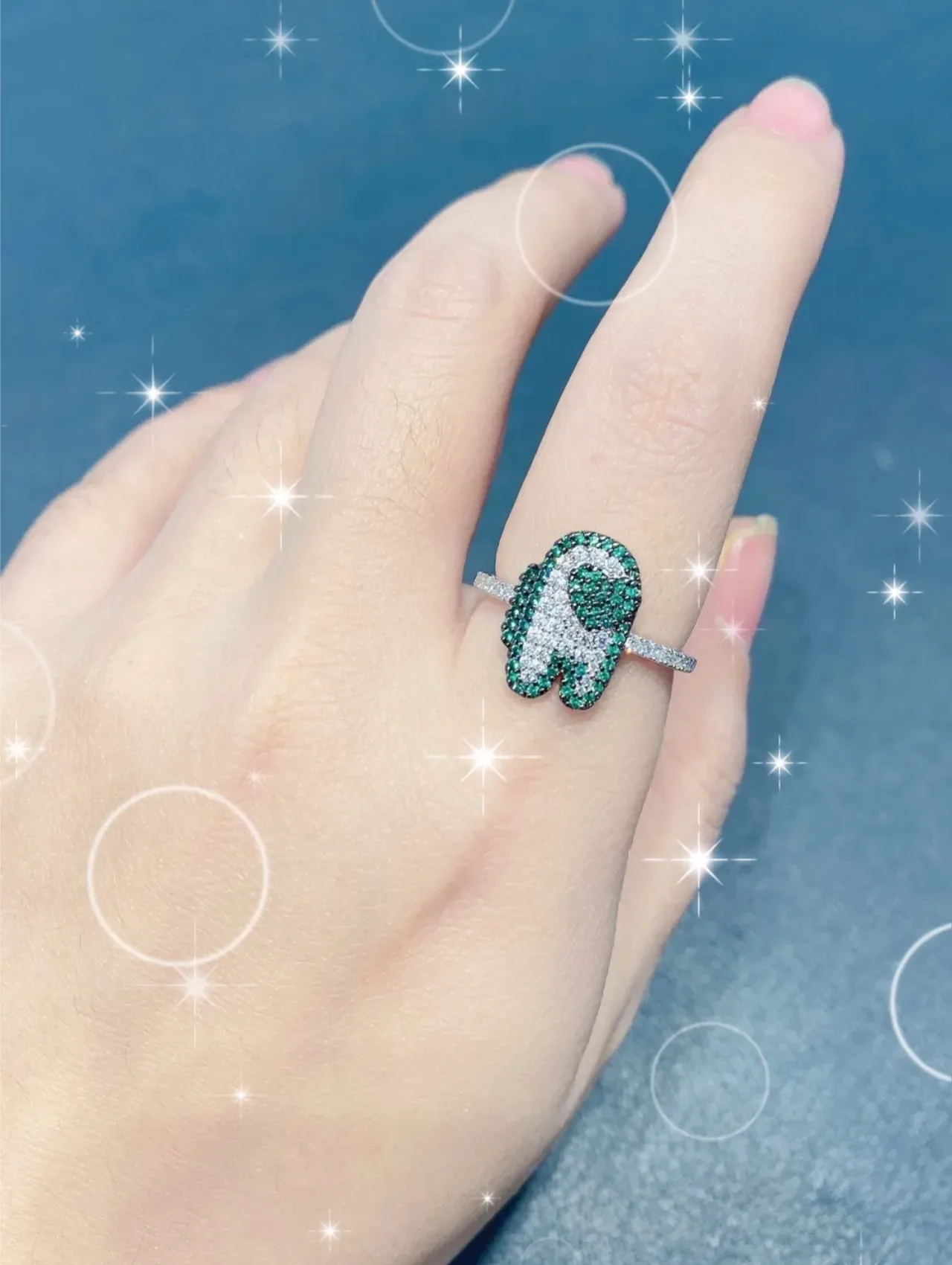 Pavé-Set Green and White Gemstone Heart Motif Ring 4