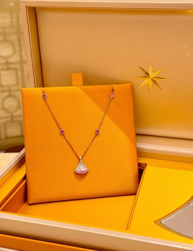 Collier de chaîne en or rose avec chaîne de roses en forme d'éventail avec pendentif 3