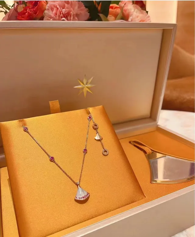 Collier de chaîne en or rose avec chaîne de roses en forme d'éventail avec pendentif 5
