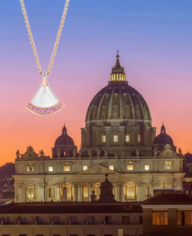 Collier de chaîne en or rose avec chaîne de roses en forme d'éventail avec pendentif 6