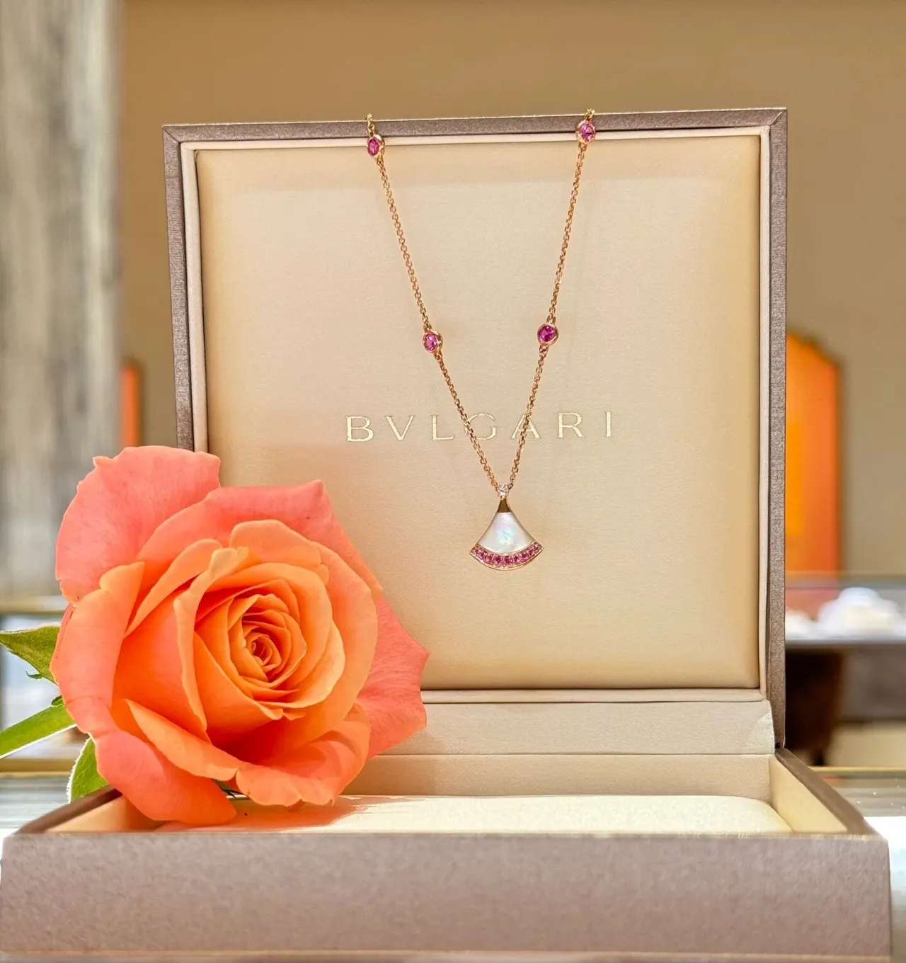 Collier de chaîne en or rose avec chaîne de roses en forme d'éventail avec pendentif 7