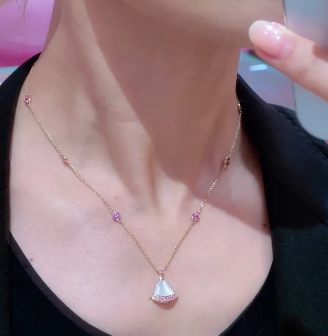 Collier de chaîne en or rose avec chaîne de roses en forme d'éventail avec pendentif 8