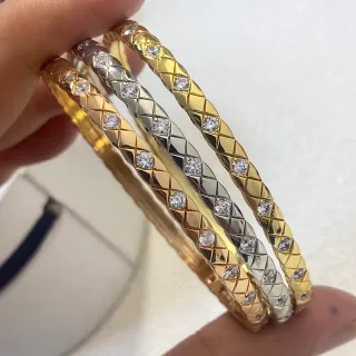 Brazaletes con patrón de diamante quiltado y piedras pavé
