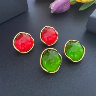 Brincos de resina vermelha e verde sculptada com forma de domo