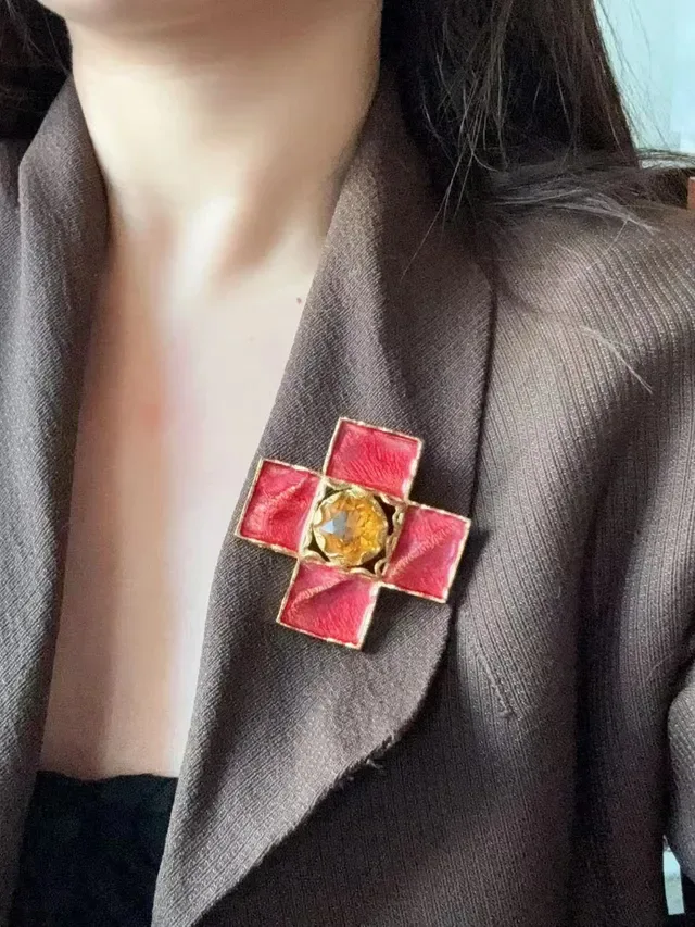 Red Blue Cross-Shaped Enamel-Set Brooch 2