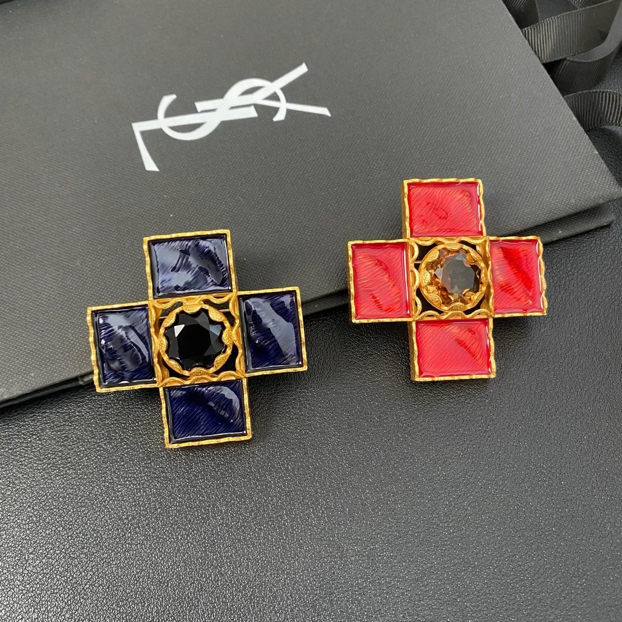 Red Blue Cross-Shaped Enamel-Set Brooch 8